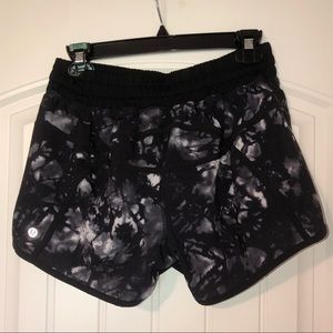 LULULEMON TRACKER SHORTS - SIZE 10